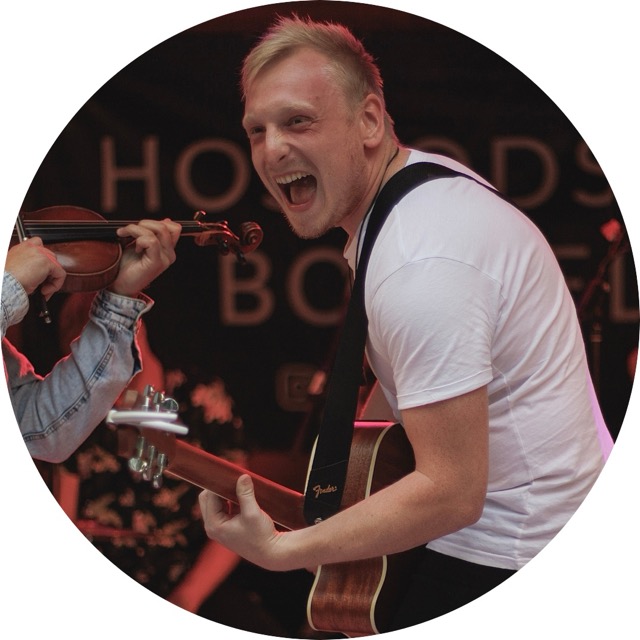 Vojta Kyselý kytarista kapely Hospodský Bordel